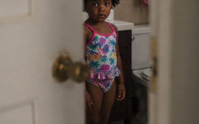 When my 5-year-old daughter revealed her dad’s secret bathroom game, I quickly pulled out my phone and called the police.  My five-year-old daughter always bathed with my husband. They would stay in there for more than an hour every night. When I finally asked her what they were doing, she burst into tears and said, “Daddy says I can’t talk about games in the bath.” The next night, I peeked through the half-open bathroom door… and ran to get my phone. At first, I told myself I was overreacting. Sophie had always been small for her age, with soft curls and shy smiles. My husband, Mark, loved to say that bath time was “her special routine.” He said it calmed her down before bed and took one worry off my mind. “You should be grateful that I help you so much,” he would say with that easygoing smile everyone trusted. For a while, I was. Then I started noticing the clock. Not ten minutes. Not fifteen. An hour. Sometimes more. Every time I knocked on the door, Mark answered in the same calm voice. “We’re almost done.” But when they came out, Sophie never seemed relaxed. She looked exhausted. She wrapped herself tightly in the towel and kept her gaze fixed on the floor. Once, when I tried to dry her hair, she pulled away so quickly that my stomach sank. That was the first time I felt afraid. The second was when I found a damp towel hidden behind the laundry basket, with a white, chalky stain that smelled faintly sweet, almost medicinal. That night, after another long bath, I sat next to Sophie as she hugged her stuffed bunny to her chest.: “What are you doing in there with Daddy for so long?” I asked as gently as I could. Her face changed completely. She looked down. Her eyes filled with tears. Her little mouth trembled, but she didn’t say a word. I took her hand. “You can tell me anything. I promise.” She whispered so softly I could barely hear her. “Dad says bathroom games are secret.” My body went numb. “What kind of games?” I asked. She started crying even harder and shook her head. “He said you’d be mad at me if I told you.” I hugged her and told her I would never be mad at her. Never. But she didn’t say anything else. That night, I lay awake next to Mark, staring into the darkness, listening to him breathe as if nothing in the world was wrong. My whole being wanted to believe there was some innocent explanation I hadn’t yet seen. In the morning, I knew I couldn’t live on hope anymore. I needed the truth. The next night, when Mark took Sophie upstairs for her usual bath, I waited until I heard the water running. Then I walked barefoot down the hallway, my heart pounding so hard my chest ached. The bathroom door was ajar, just enough. I peeked inside. And in a second, the man I had married was gone. Mark was crouched by the bathtub with a kitchen timer in one hand and a paper cup in the other, talking to Sophie in a voice so calm it chilled me to the bone. At that moment, I grabbed my phone and called the police.  Write YES in the comments if you want to read the full story. Continued in the first comment..  ( The image is for illustrative purposes only