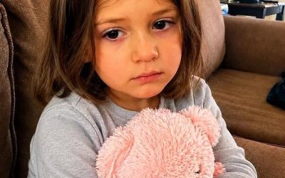 “My granddaughter stopped speaking after her father remarried — then she handed me her stuffed bear with a voice recording and a note that said, “”Listen when my new mom isn’t around.”” After my daughter Nora died, the only thing that kept me standing was my granddaughter, Sadie. She was six, with missing front teeth, pink sneakers, and a stuffed bear she carried everywhere like it was part of her body. I had given it to her for her birthday. It had a tiny recorder inside, so she could record a message, erase it, and record a new one. Sadie loved pretending the bear could talk back. After Nora died, she started whispering to it more than to people. Her father, Brent, was shattered at first. I won’t pretend he wasn’t. For months, he cried in my kitchen, forgot to eat, and asked me to help with school drop-offs because he couldn’t face the other parents alone. So when he remarried a year later, I tried not to judge. Even when the woman was Paige. Nora’s best friend. The one who had stood beside me at the funeral, holding Sadie’s hand and promising, “”I’ll always be here for her.”” Three weeks after the wedding, I visited their house with a casserole and a bag of Sadie’s favorite cookies. The moment I walked in, I knew something was wrong. Sadie sat on the couch, hugging her pink bear. “”Hi, sweetheart,”” I said softly. She looked at me, but didn’t answer. Brent sighed. “”She hasn’t been speaking lately.”” Paige smiled too quickly. “”It’s just an adjustment. New routines, new family. The therapist said we shouldn’t make a big deal out of it.”” But two months passed. Sadie still didn’t speak. Then one afternoon, while Paige was in the kitchen, Sadie climbed into my lap in the living room. Without a word, she pushed the pink bear into my hands. A folded note was tucked under its ribbon. In shaky letters, it said: “”Listen when my new mom isn’t around.”” Before I could ask what it meant, Sadie pressed one tiny finger to her lips. I nodded. I took the bear, slipped it into my bag, and said loudly that I was going to buy Sadie some candy before heading back to my place. “”Okay!”” Paige called from the kitchen. Then I stepped outside, turned the corner, pulled the bear out of my bag, and pressed play. What I heard made my knees weak. Like ❤️ if you’re already invested, the rest is below 👇.