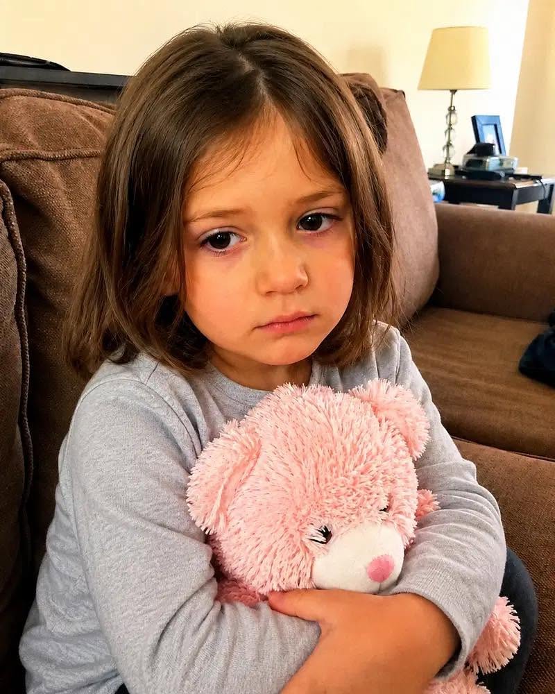 “My granddaughter stopped speaking after her father remarried — then she handed me her stuffed bear with a voice recording and a note that said, “”Listen when my new mom isn’t around.”” After my daughter Nora died, the only thing that kept me standing was my granddaughter, Sadie. She was six, with missing front teeth, pink sneakers, and a stuffed bear she carried everywhere like it was part of her body. I had given it to her for her birthday. It had a tiny recorder inside, so she could record a message, erase it, and record a new one. Sadie loved pretending the bear could talk back. After Nora died, she started whispering to it more than to people. Her father, Brent, was shattered at first. I won’t pretend he wasn’t. For months, he cried in my kitchen, forgot to eat, and asked me to help with school drop-offs because he couldn’t face the other parents alone. So when he remarried a year later, I tried not to judge. Even when the woman was Paige. Nora’s best friend. The one who had stood beside me at the funeral, holding Sadie’s hand and promising, “”I’ll always be here for her.”” Three weeks after the wedding, I visited their house with a casserole and a bag of Sadie’s favorite cookies. The moment I walked in, I knew something was wrong. Sadie sat on the couch, hugging her pink bear. “”Hi, sweetheart,”” I said softly. She looked at me, but didn’t answer. Brent sighed. “”She hasn’t been speaking lately.”” Paige smiled too quickly. “”It’s just an adjustment. New routines, new family. The therapist said we shouldn’t make a big deal out of it.”” But two months passed. Sadie still didn’t speak. Then one afternoon, while Paige was in the kitchen, Sadie climbed into my lap in the living room. Without a word, she pushed the pink bear into my hands. A folded note was tucked under its ribbon. In shaky letters, it said: “”Listen when my new mom isn’t around.”” Before I could ask what it meant, Sadie pressed one tiny finger to her lips. I nodded. I took the bear, slipped it into my bag, and said loudly that I was going to buy Sadie some candy before heading back to my place. “”Okay!”” Paige called from the kitchen. Then I stepped outside, turned the corner, pulled the bear out of my bag, and pressed play. What I heard made my knees weak. Like ❤️ if you’re already invested, the rest is below 👇.